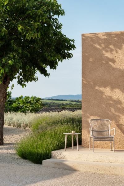 VincentSheppard LoopLoungeChairDuneWhite LiloSideTable decohome.de