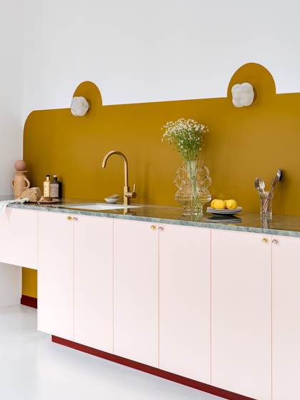 Plum Living Wandfarbe Margaux Keller Ocre kueche moderne wandgestaltung tapete farbe decohome