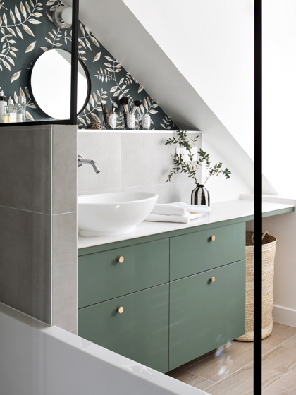 Plum Living HERVE GOLUZA SALLE DE BAIN LAQUE VERT DE GRIS MINI ROND LAITON PK 2021 02 24 ALEX 8424 HD 1 Tapete im Bad decohome.de