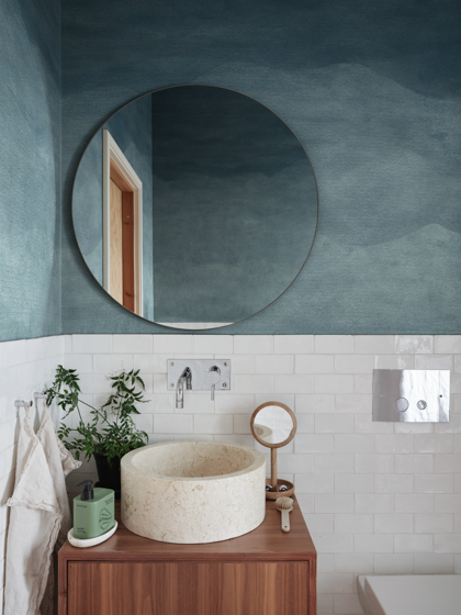 R20602 Sail Away Dark Blue Rebel Walls interior1 Tapete im Bad decohome.de