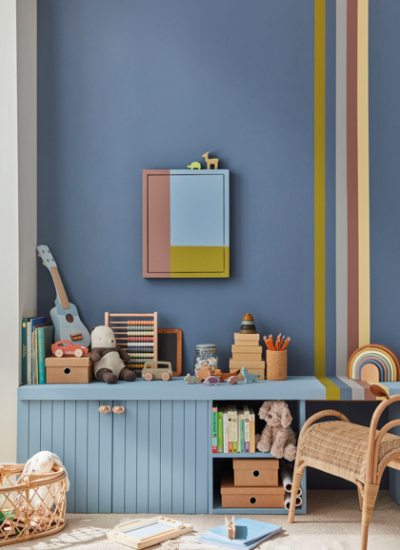 Blaue Wand bunte Streifen Schreibtisch Kinderzimmer Little Greene decohome.de