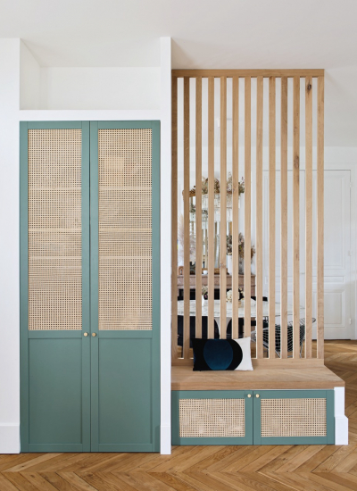 Plum Living HERVE GOLUZA ENTREE CANNAGE VERT DE GRIS MINI ROND LAITON PK 20211021 HOMETOUR LYON 4936 HD Flur decohome.de