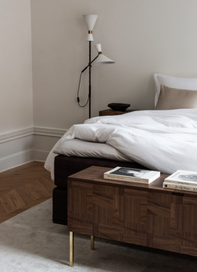 Schlafzimmer einrichte 05 Hästens Bernadotte Kylberg 2020 Fotocredit Jesper Florbant Styling by Fredrik Karlsson decohome.de