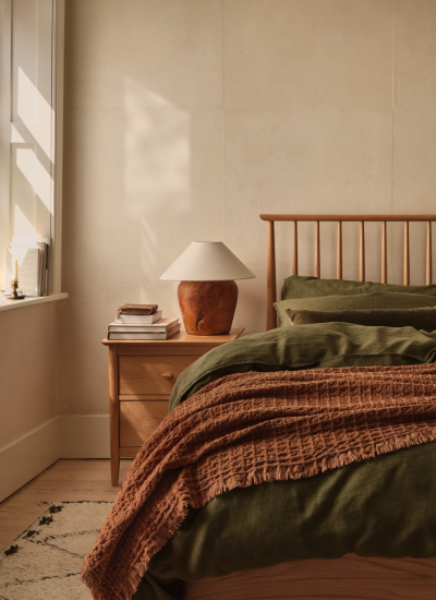 ercol Bedroom Teramo bed bedside cabinet Clear Matt lifestyle Portrait Holz Betthaupt decohome.de