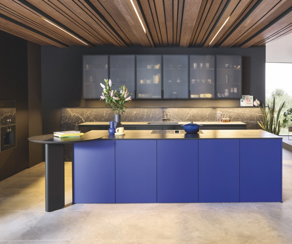 next125 blaue Küche runder Tisch decohome.de