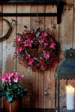 Deko Weihnachten einfache Ideen Alpenveilchen 2022 Indiaka Cyclamen Countryside Moments 114 decohome.de
