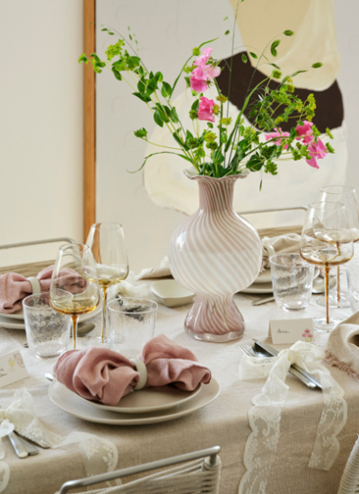 Schleifen Trend BrosteCPH Summertable Confirmation TableSetting NordicVanilla Limfjord Tableware Amber Hammered Glassware Hune Cutlery 1 decohome.de