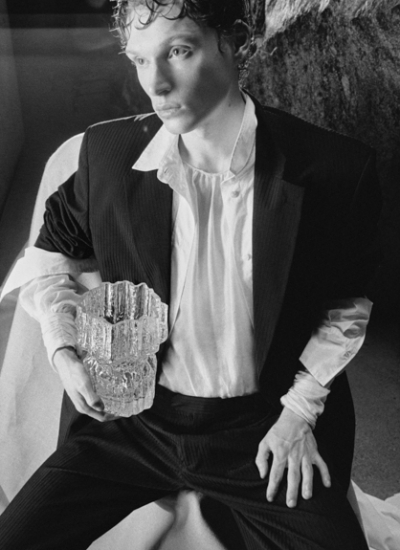 Iittala Wirkkala Pallas vase 210mm clear Kampagnenbild Person 600,00€ decohome.de