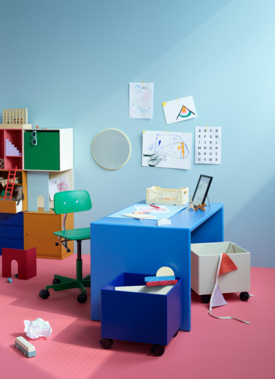 Kinderzimmer Wand blau bunte Moebel Montana decohome.de