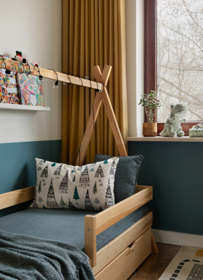 Kinderzimmer Wand blau halbhoch Kinderbett FollowTheFlow We reArchitects decohome.de