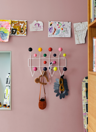 Kinderzimmer Wand rosa bunte Garderobe Vitra decohome.de