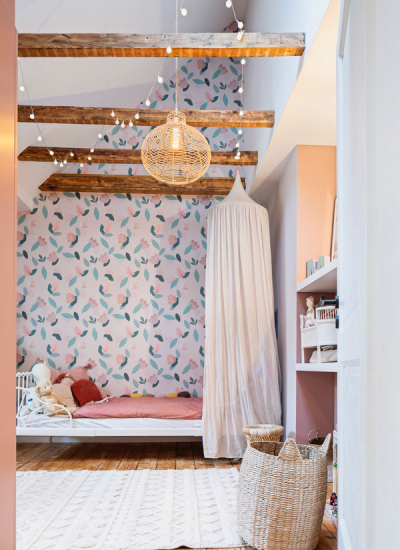 Kinderzimmer Tapete rosa blau Balken Entwurf Studio van Putten Fotograf Lukas Palik decohome.de