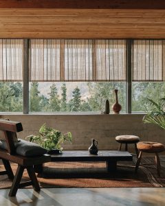 Sitzecke Ausblick Philodendron Larsen giftige Zimmerpflanzen decohome.de