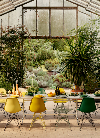 DECO HOME Outdoor Heft Edition 2025 K Eames Plastic Side Chair RE DSR Wire Chair 3 decohome.de