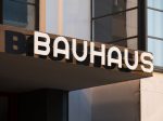 Bauhausgebäude (1925 26), Architekt: Walter Gropius, Schriftzug am Eingang, 2019