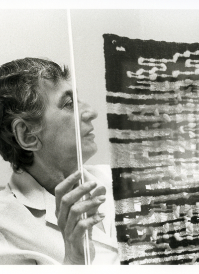 DEDAR WEAVING ANNI ALBERS Anni Albers holding her weaving Under Way New Haven Connecticut ca 1965 Photograph by John T. Hill Image Josef and Anni Albers Foundation decohome.de
