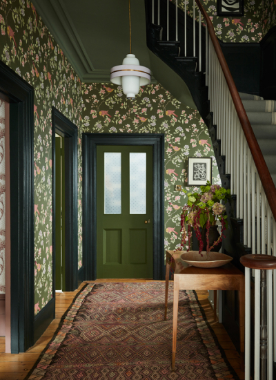 Flur Tapete gruen Little Greene 20230928 inspirierende Flure decohome.de