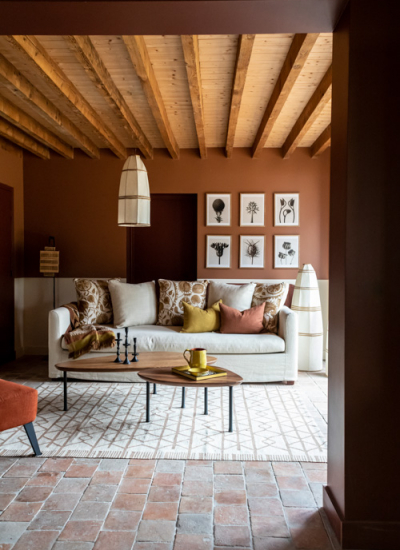 Maison Vanaces Wohnzimmer Kissen Sofa Holzdecke decohome.de