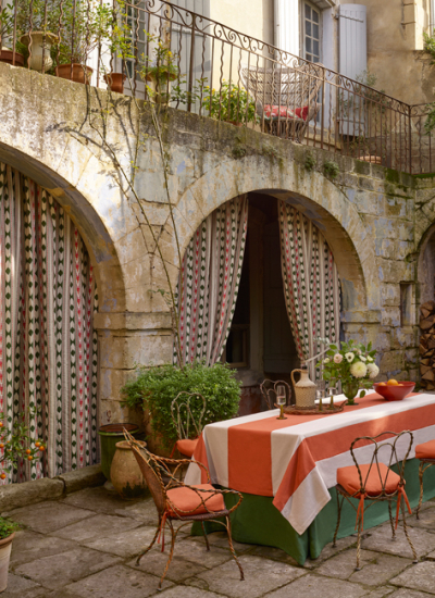 Manuel Canovas esstisch innenhof streifenstoff decohome.de