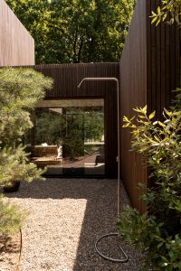 Outdoordusche Serpentine Kies Holzfront Weltevree decohome.de Outdoordusche Serpentine Kies Holzfront Weltevree decohome.de
