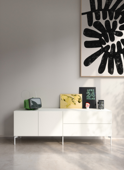 Siedboard weiss Kunstwerk schwarz weiss Kettnaker CASE 5 inspirierende Flure decohome.de