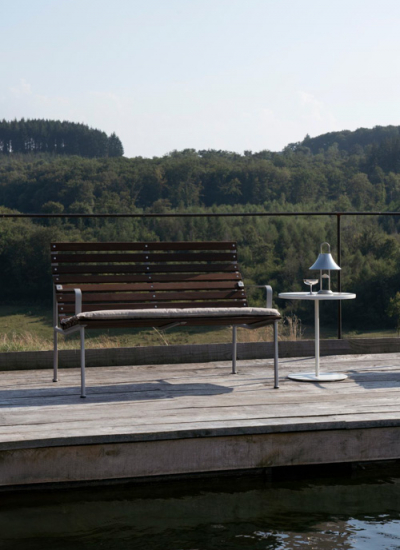 Traverse Lounge Bench w. arm heat treated oiled ash Pyro Coffee Table Mousqueton Portable decohome.de