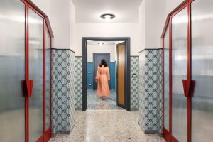 Flur rote Rahmen Retro Look Paolo Fusco decohome.de
