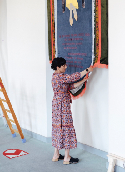 Groß (Mirga Tas Triennale Kortrijk 2024 Installation Joselito Verschaeve 08) 2deco home 4 25 Frauen im Design Women in Design Interior magazine www.decohome.de