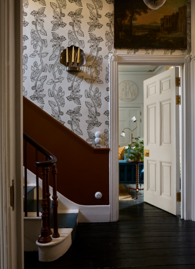 Wandgestaltung Mylands Beata Heuman 188 02. Entrance Hall 1 No.2 Chalk (Door, Architrave, Skirting, Stairs) No.20 Cigar (Dado and Below Up Stair Case decohome.de