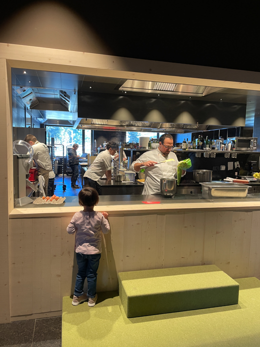 Blick in die Kueche AKI Family Hotel decohome.de