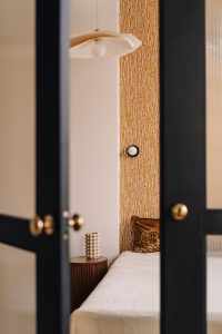 Fluegeltuere goldener Knauf kleine Wohungen Takapracownia Migdal Studio decohome.de