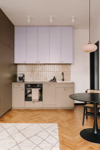 Kueche raumhohe Schraenke Takapracownia Migdal Studio decohome.de