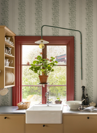 Landhausstil kueche tapete waschbekcen Natalie Green Sandberg Wallpaper interior2 decohome.de