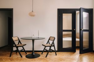 Tisch Stuehle Geflecht kleine Wohungen Takapracownia Migdal Studio decohome.de