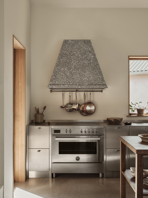 edelstahl kueche landhausstil nordiska kok lotta klemming farmhouse interior decohome.de