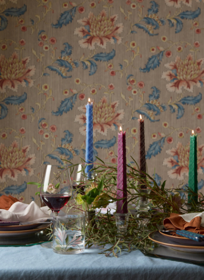 Adventskranz 2025 Petra Palumbo Dining Tartan Obelisk Taper Candles Cool Tartan cutlery Loch Ruffle napkins Portrait decohome.de