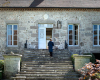 Claire Basler vor dem Schloss Ph by Robyn Lea decohome.de