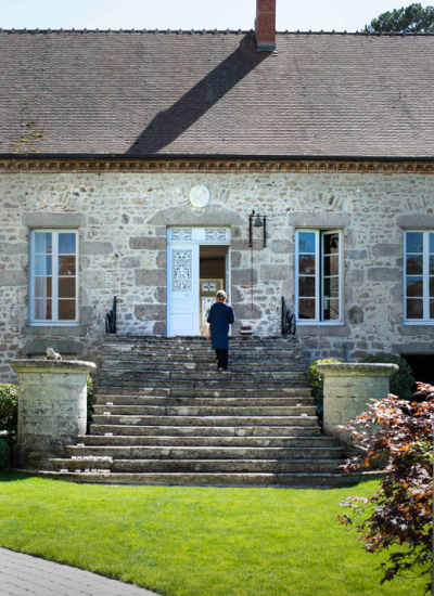 Claire Basler vor dem Schloss Ph by Robyn Lea decohome.de