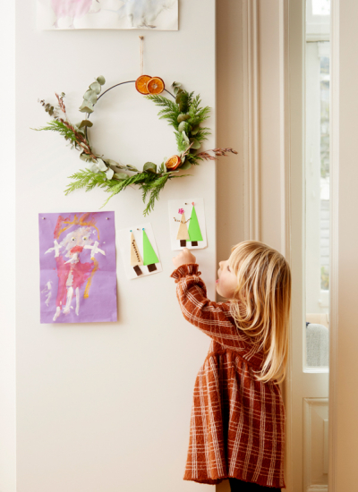 December to Remember 011 Kind Weihnachtsdeko Altbau Renee Frinking decohome.de