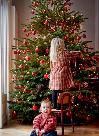 December to Remember 020 Kinder dekorieren Baum Weihnachtsdeko Altbau Renee Frinking decohome.de