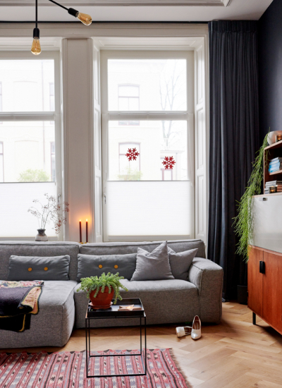 December to Remember 033 Wohnzimmer Sofa grau Weihnachtsdeko Altbau Renee Frinking decohome.de