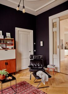 December to Remember 041 Wohnzimmer Sessel Weihnachtsdeko Altbau Renee Frinking decohome.de