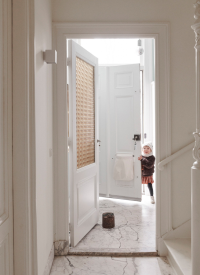 December to Remember 053 Treppenhaus weiss Weihnachtsdeko Altbau Renee Frinking decohome.de