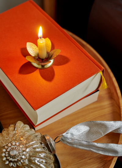 December to Remember 055 Kerze gemuetlich Weihnachtsdeko Altbau Renee Frinking decohome.de