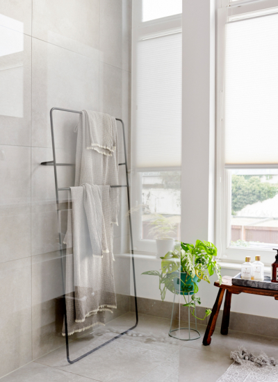 December to Remember 056 Badezimmer hell grosse Fenster Renee Frinking decohome.de