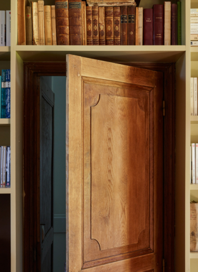 Versteckte Tuer Chateau Schloss Frankreich Ph by Robyn Lea decohome.de