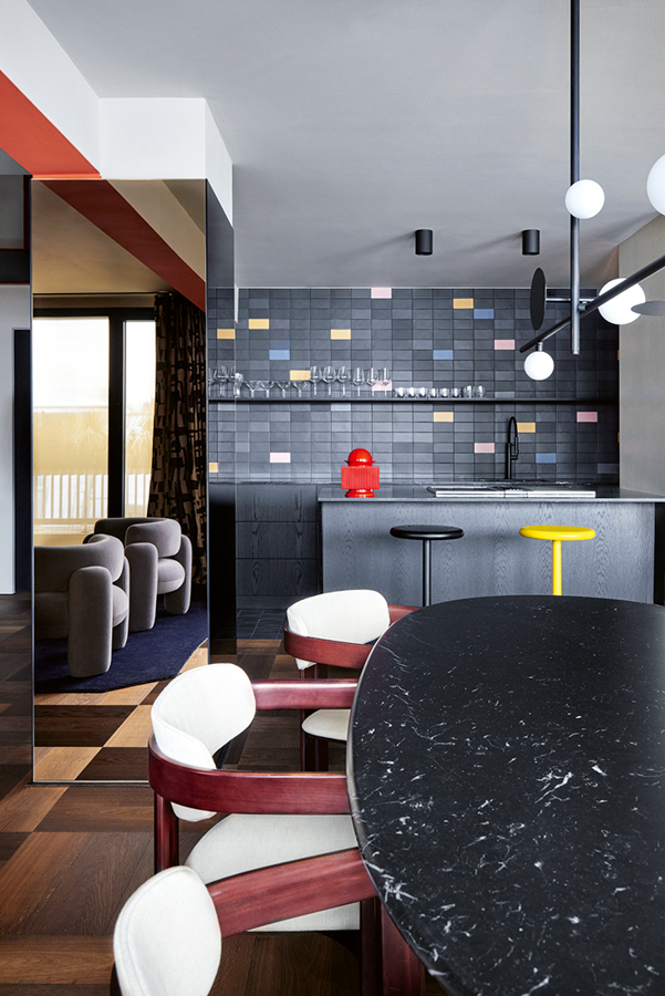 Wohnen mit dunklen Farben: Von dieser Münchner Atelierwohnung kann man was lernen