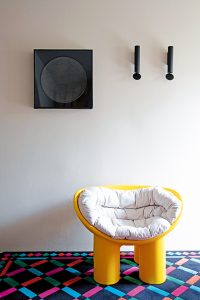 Atelierwohnung Muenchen bunter Teppich Wohnen mit dunklen Farben decohome.de Atelierwohnung Muenchen bunter Teppich Wohnen mit dunklen Farben decohome.de