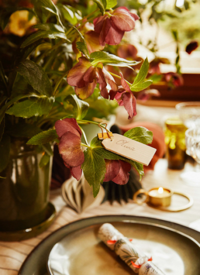 Blumige Tischdeko mit Namensschild decohome.de