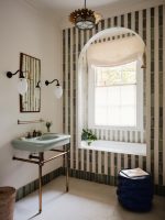 Kleines Bad Ideen badewanne in nische gestreifte fleisen freistehender waschtisch Studio Duggan Bathroom Is DH Portrait decohome.de